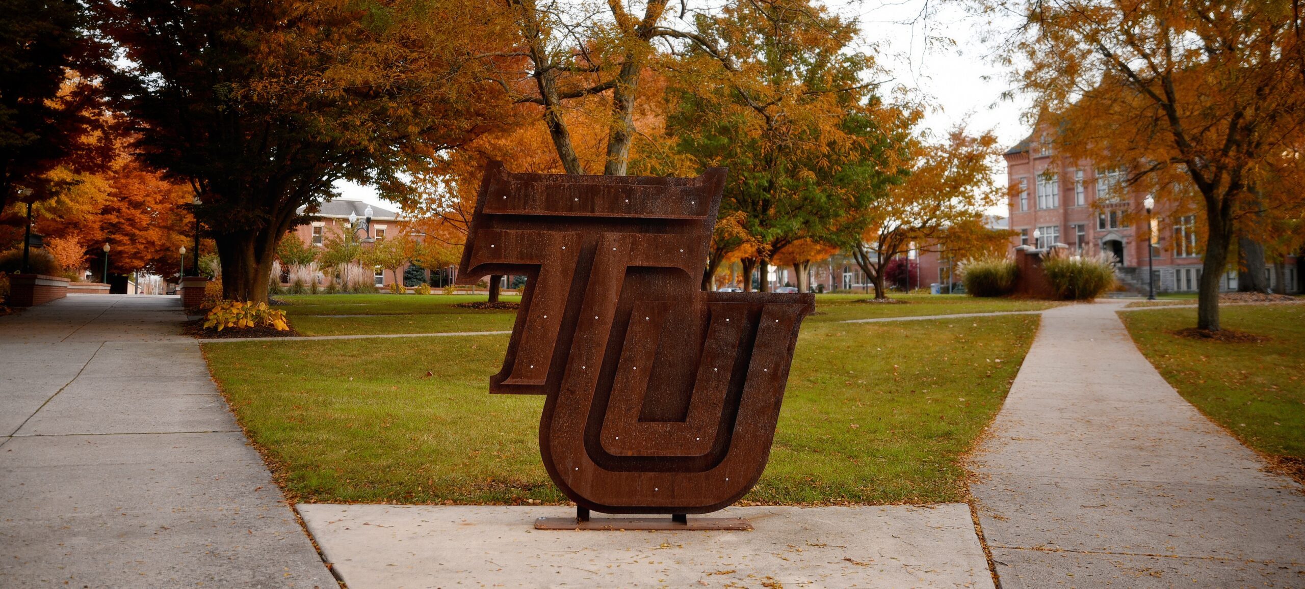 金屬TU徽標在秋天外麵